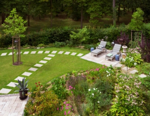 Terrasse en pierre en bordure d'un jardin avec des dalles en pierre