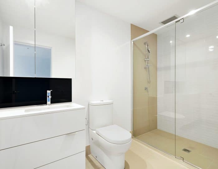 Comment refaire une salle de bain sans enlever le carrelage ?