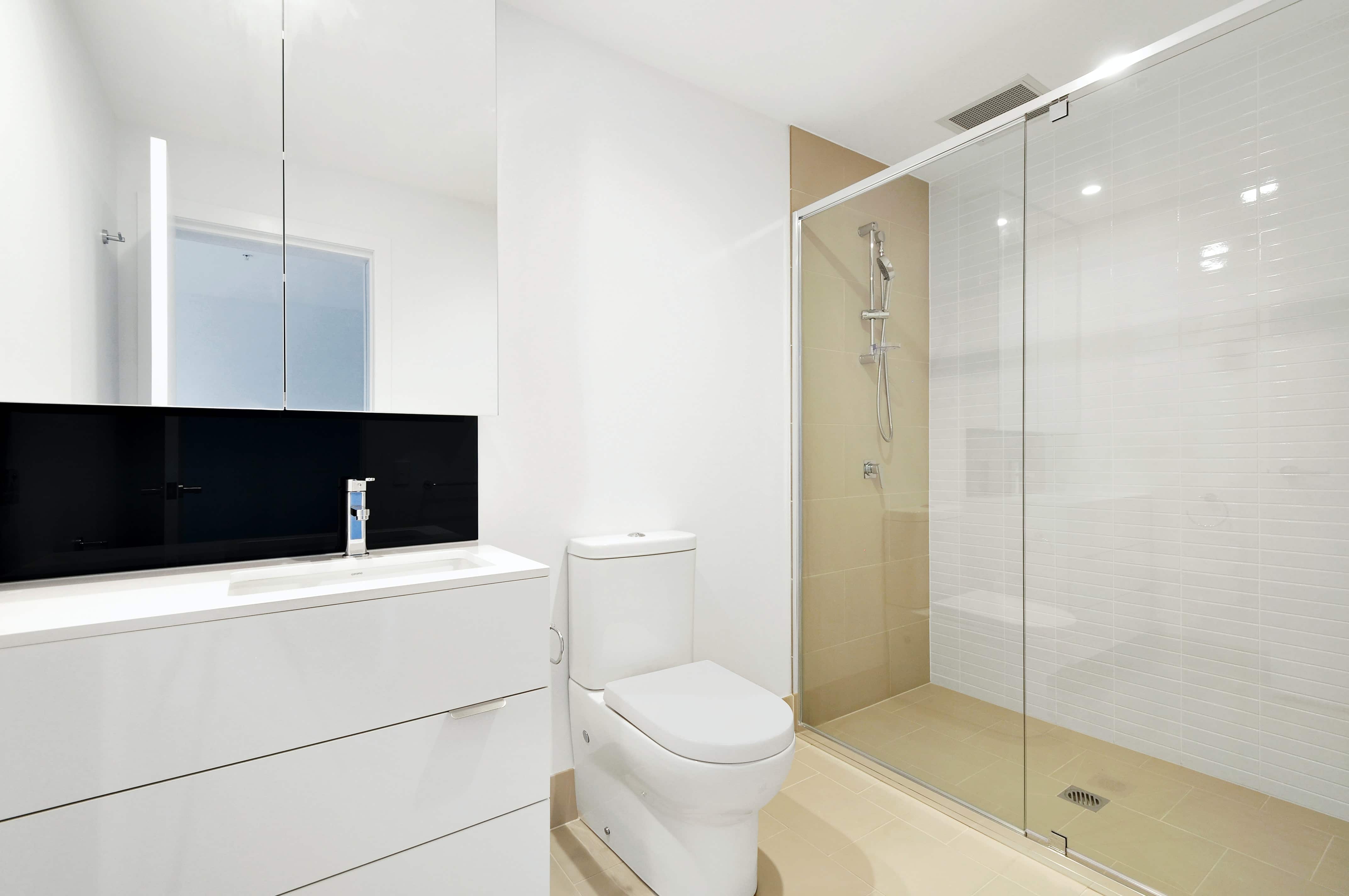 Comment refaire une salle de bain sans enlever le carrelage ?