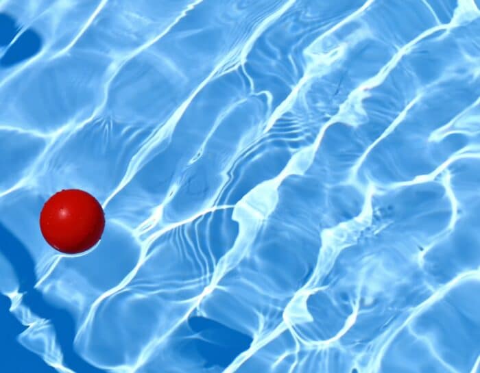 Comment entretenir une eau claire dans sa piscine ?