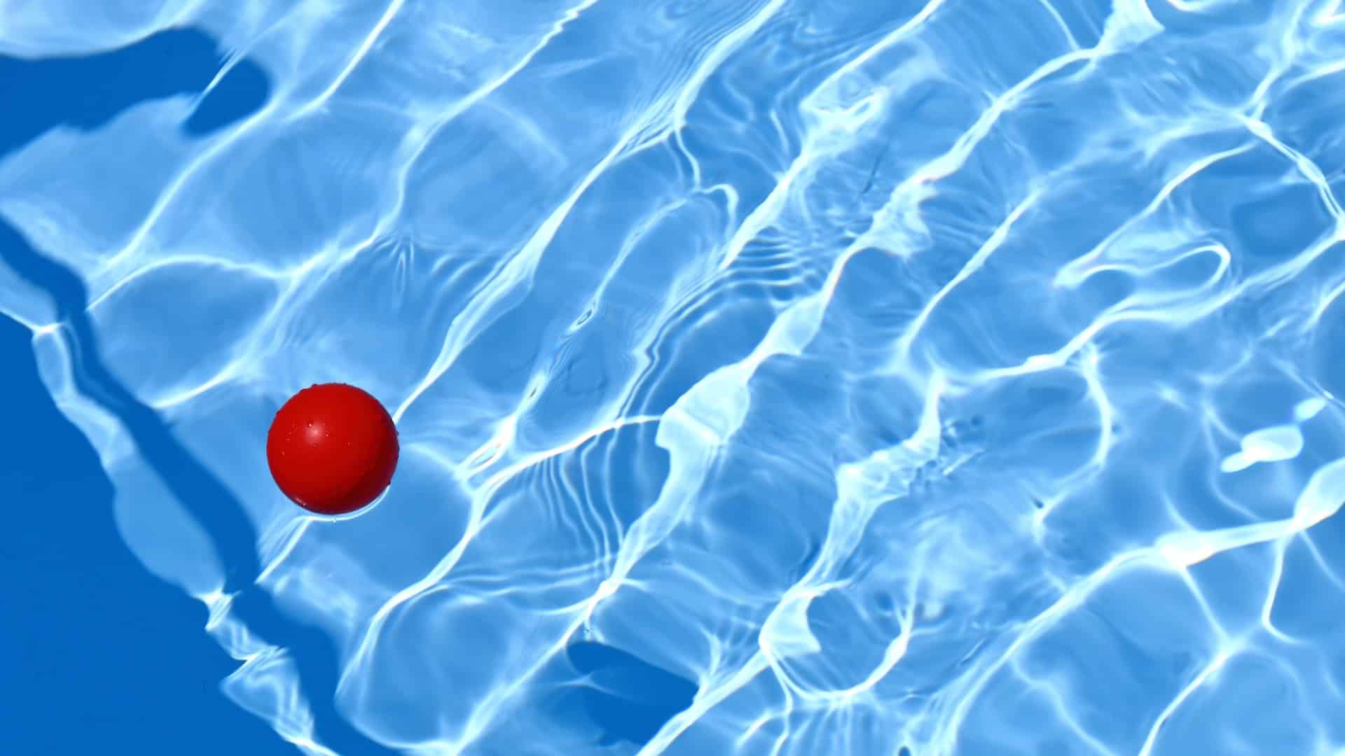 Comment entretenir une eau claire dans sa piscine ?